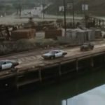 Útěk z Planety opic, příjezd policejních a vojenských aut na molo, přístav San Pedro