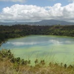 Kráter, jezero Dziani Dzaha Crater Lake