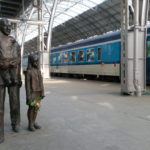 Nicholas Winton, Památník na pražském hlavním nádraží, dveře a ruce