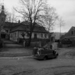 Ostře sledované vlaky, mladý Miloš odchází z domova, před kostelem, záběr č.2