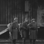 Ostře sledované vlaky, němečtí vojáci a mladý Miloš koukají na mladé ošetřovatelky