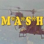 M*A*S*H, místo natáčení seriálu, filmová společná fotka, před cedulí a „Bažinou“